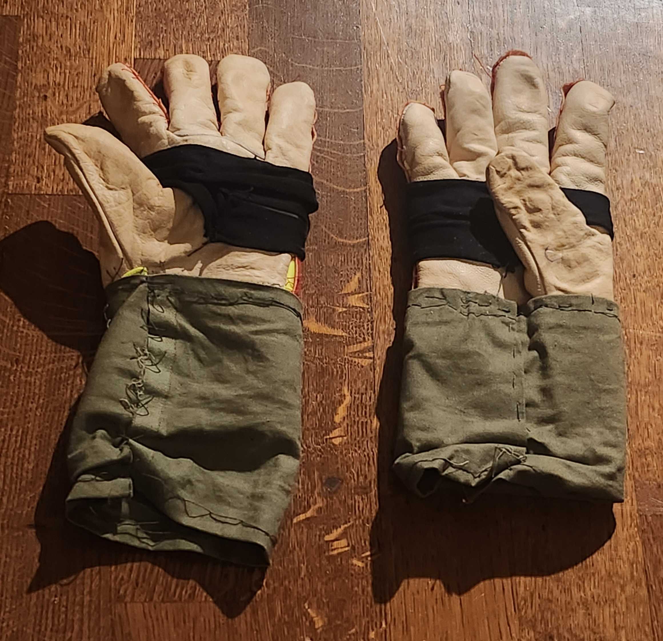 gloves_back.jpg